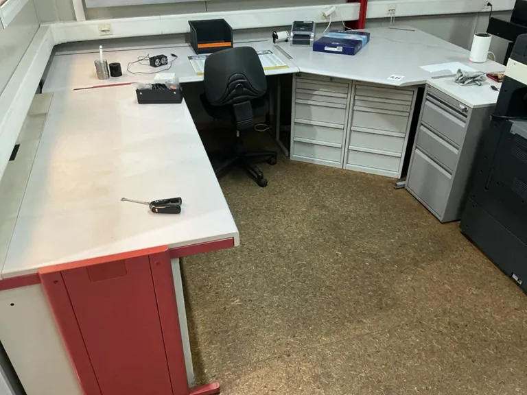 Industrielle U-förmige Arbeitsstation mit Schubladensockeln und Bürostuhl